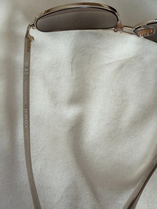 COACH Green Yellow Lens Gold Frame HORSE and CARRIAGE Pilot Sunglasses L1015